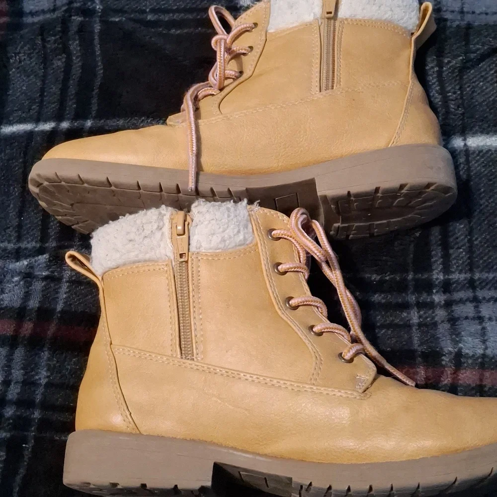 SO size 3 girls boots